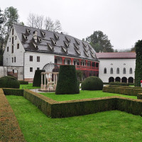 Photo: Waldemar L / Wikimedia Commons / CC BY-SA 4.0 / https://commons.wikimedia.org/wiki/File:Schloss_Ambras_bei_Innsbruck.jpg / Usage: Commercial reuse allowed subject to the stated license and attribution conditions