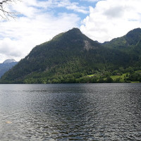 Photo: acediscovery / Wikimedia Commons / CC BY 4.0 / https://commons.wikimedia.org/wiki/File:View_of_Grundlsee.jpg / Usage: Commercial reuse allowed subject to the stated license and attribution conditions