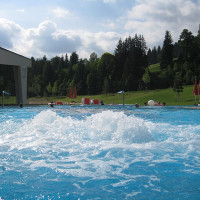 Thermenurlauber / https://commons.wikimedia.org/wiki/File:Therme-Amade-Altenmarkt.jpg / Usage: Commercial reuse allowed subject to the stated license and attribution conditions