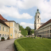 Photo: Dguendel / Wikimedia Commons / CC BY 3.0 / https://commons.wikimedia.org/wiki/File:Stift_Sankt_Florian,_Stiftskirche_und_Stiftsgeb%C3%A4ude.jpg / Usage: Commercial reuse allowed subject to license/attribution conditions