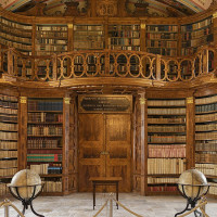 Photo: Thomas Ledl / Wikimedia Commons / CC BY-SA 4.0 / https://commons.wikimedia.org/wiki/File:Stift_Schl%C3%A4gl_Bibliothek.jpg / Usage: Commercial reuse allowed subject to license/attribution conditions