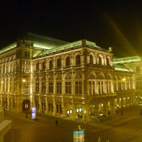 Photo: Anthony Moore / Wikimedia Commons / CC BY-SA 3.0 AT / https://commons.wikimedia.org/wiki/File:Vienna_State_Opera_(Wiener_Staatsoper).jpg / Usage: Commercial reuse allowed subject to the stated attribution/license conditions.
