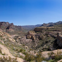 Alan Stark · Wikimedia Commons · CC BY-SA 2.0 / https://commons.wikimedia.org/wiki/File:Apache_Trail_1_%284468036687%29.jpg / Usage: 저작자·CC 라이선스는 개별 Commons 파일에서 확인. 촬영사진 저작권 외 장소·미술품·인물·시설 자체의 별도 권리는 미확정. 실제 파일 다운로드·디코딩·픽셀 육안 확인·운영 사이트 첨부는 수행하지 않았음.