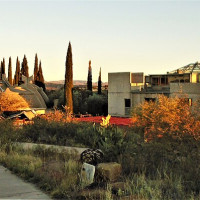 Beyond My Ken · Wikimedia Commons · CC BY-SA 4.0 / https://commons.wikimedia.org/wiki/File:2021_Arcosanti_at_golden_hour.jpg / Usage: 저작자·CC 라이선스는 개별 Commons 파일에서 확인. 촬영사진 저작권 외 장소·미술품·인물·시설 자체의 별도 권리는 미확정. 실제 파일 다운로드·디코딩·픽셀 육안 확인·운영 사이트 첨부는 수행하지 않았음.