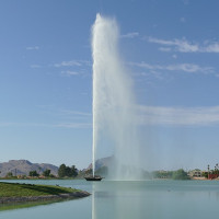 BowenLarsen · Wikimedia Commons · CC BY-SA 4.0 / https://commons.wikimedia.org/wiki/File:The_fountain_in_Fountain_Park_in_Fountain_Hills,_AZ..jpg / Rights: Commons 개별 파일 저작자·라이선스·파일 설명 확인(2026-10-13) / Usage: 개별 공개 라이선스에 따른 조건부 상업 재사용 가능. 출처·저작자·라이선스 링크 유지, 수정 시 변경 사실 표시; BY-SA 변형배포 시 동일/호환 조건 준수. 촬영 대상의 사람·상표·제3자 미술저작물 권리는 별도로 검토.