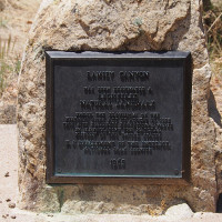 Clay Gilliland · Wikimedia Commons · CC BY-SA 2.0 / https://commons.wikimedia.org/wiki/File:Ramsey_Canyon_Preserve_(8806108169).jpg / Rights: Commons 개별 파일 저작자·라이선스·파일 설명 확인(2026-10-13) / Usage: 개별 공개 라이선스에 따른 조건부 상업 재사용 가능. 출처·저작자·라이선스 링크 유지, 수정 시 변경 사실 표시; BY-SA 변형배포 시 동일/호환 조건 준수. 촬영 대상의 사람·상표·제3자 미술저작물 권리는 별도로 검토.