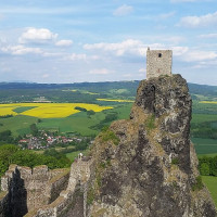 TobiasHR · Wikimedia Commons · CC BY-SA 4.0 / https://commons.wikimedia.org/wiki/File:Castle_Trosky.jpg / Rights: 개별 Wikimedia Commons 파일 페이지의 사진 저작권 라이선스 / Usage: 상업적 재사용 허용(저작자/라이선스/원본링크 표기 의무). 편집·변형 배포시 BY-SA 동일조건 준수.