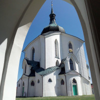Pohled 111 (Jiří Zelenka) · Wikimedia Commons · CC BY-SA 4.0 / https://commons.wikimedia.org/wiki/File:Poutn%C3%AD_kostel_Jana_Nepomuck%C3%A9ho_01.jpg / Rights: Wikimedia Commons 파일별 라이선스, 별도 시설 권리 미포함 / Usage: Commons 개별 사진에 CC BY/CC BY-SA 표기. 상업적 이용 시 저작자·라이선스·원본 링크 표시와 수정조건 준수. CC BY-SA 2차 저작물 조건 적용.