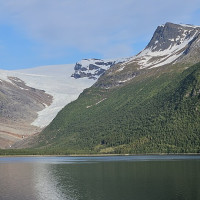 Wolfgang Hägele · Wikimedia Commons · CC BY-SA 4.0 / https://commons.wikimedia.org/wiki/File:Engabreen_Svartisen_jun_2025.jpg / Rights: https://commons.wikimedia.org/wiki/File:Engabreen_Svartisen_jun_2025.jpg / Usage: 저작자·출처·라이선스 링크를 표시하고 변경 시 변경 내용을 명시해야 하며 동일조건변경허락을 준수.