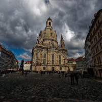 Txllxt TxllxT · Wikimedia Commons · CC BY-SA 4.0 / https://commons.wikimedia.org/wiki/File:Dresden_-_Neumarkt_-_View_NNE_on_Frauenkirche_1743_(reconstructed_2005)_by_George_B%C3%A4hr_-_Baroque_architecture.jpg / Rights: Wikimedia Commons 개별 파일 저작자·라이선스 확인 (2026-10-14) / Usage: 상업적 재사용 가능. 사진 저작자, 원본 페이지, 라이선스 링크를 표시하고 수정사항이 있으면 밝혀야 함. CC BY-SA 동일조건변경허락의 2차적 저작물 배포 조건 준수.