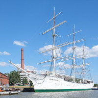 Kallerna · Wikimedia Commons · CC BY-SA 4.0 / https://commons.wikimedia.org/wiki/File:Suomen_Joutsen_1.jpg / Rights: https://commons.wikimedia.org/wiki/File:Suomen_Joutsen_1.jpg / Usage: 상업적 이용 가능한 라이선스. 저작자·원본 페이지·라이선스 URL과 변경 여부 표시 필요. 동일조건변경허락 사진은 변형 배포 시 해당 조건을 준수.