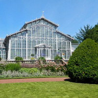 Paasikivi · Wikimedia Commons · CC BY-SA 4.0 / https://commons.wikimedia.org/wiki/File:Winter_Garden,_Helsinki_01.jpg / Rights: https://commons.wikimedia.org/wiki/File:Winter_Garden,_Helsinki_01.jpg / Usage: 상업적 이용 가능한 라이선스. 저작자·원본 페이지·라이선스 URL과 변경 여부 표시 필요. 동일조건변경허락 사진은 변형 배포 시 해당 조건을 준수.