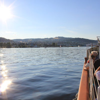 Øyvind Holmstad · Wikimedia Commons · CC BY-SA 3.0 / https://commons.wikimedia.org/wiki/File:Ankommer_Gj%C3%B8vik_med_Skibladner.JPG / Rights: https://commons.wikimedia.org/wiki/File:Ankommer_Gj%C3%B8vik_med_Skibladner.JPG / Usage: 저작자·원본·라이선스 링크 명시, 개작한 경우 변경사항 명시. CC BY-SA는 동일조건변경허락 준수.