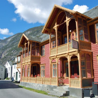 Islandmen · Wikimedia Commons · CC BY-SA 3.0 / https://commons.wikimedia.org/wiki/File:Gamle_laerdalsoeyri.jpg / Rights: https://commons.wikimedia.org/wiki/File:Gamle_laerdalsoeyri.jpg / Usage: 저작자·원본·라이선스 링크 명시, 개작한 경우 변경사항 명시. CC BY-SA는 동일조건변경허락 준수.