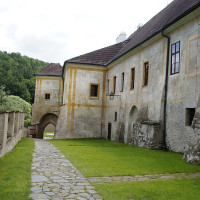 Bjalek Michal · Wikimedia Commons · CC BY-SA 3.0 / https://commons.wikimedia.org/wiki/File:Kl%C3%A1%C5%A1ter_cisterci%C3%A1k%C5%AF_Zlat%C3%A1_Koruna_(Zlat%C3%A1_Koruna)%2C_Zlat%C3%A1_Koruna_1.JPG / Rights: https://commons.wikimedia.org/wiki/File:Kl%C3%A1%C5%A1ter_cisterci%C3%A1k%C5%AF_Zlat%C3%A1_Koruna_(Zlat%C3%A1_Koruna)%2C_Zlat%C3%A1_Koruna_1.JPG / Usage: 개별 Wikimedia Commons 파일 페이지의 저작자·상업적 재사용 가능한 라이선스 검토. 출처·저작자·라이선스 링크 유지. CC BY-SA: 수정·리사이즈 시 해당 변경 고지 및 사진의 동일조건변경허락 준수. 시설 내 촬영 제한·초상권·상표·별도 권리 검토는 별개.
