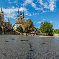 Pavel Eremeev · Wikimedia Commons · CC BY-SA 4.0 / https://commons.wikimedia.org/wiki/File:Erfurter_Dom_und_Domplatz.jpg / Rights: Wikimedia Commons 개별 파일 저작자·라이선스 확인 (2026-10-14) / Usage: 상업적 재사용 가능. 사진 저작자, 원본 페이지, 라이선스 링크를 표시하고 수정사항이 있으면 밝혀야 함. CC BY-SA 동일조건변경허락의 2차적 저작물 배포 조건 준수. 사진 저작권 CC 라이선스와 별도로 장소·건물·작품의 상업적 이용 규정 검토 대상.