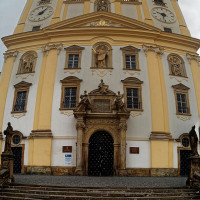 Txllxt TxllxT · Wikimedia Commons · CC BY-SA 4.0 / https://commons.wikimedia.org/wiki/File:Olomouc_-_Svat%C3%BD_Kope%C4%8Dek_-_Sadov%C3%A9_n%C3%A1m%C4%9Bst%C3%AD_-_Bazilika_Nav%C5%A1t%C3%ADven%C3%AD_Panny_Marie_-_Church_of_the_Visitation_of_the_Virgin_Mary_1669-79_by_G.P.Tencalla_-_ICE_Photocompilation_View_ENE.jpg / Rights: Commons 개별 CC 라이선스; 시설·초상 관련 별도 권리 제외 / Usage: Wikimedia Commons 개별 파일의 상업 이용 허용 CC 라이선스. 저작자·원본 링크·라이선스·변경사항(리사이즈)을 표기하고, BY-SA의 동일조건변경허락 조항을 준수. 시설 자체 촬영·전시·인물 권리는 별도 검토.
