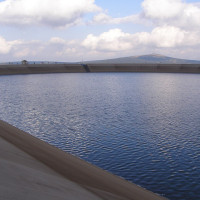 Daniel Baránek · Wikimedia Commons · CC BY-SA 3.0 / https://commons.wikimedia.org/wiki/File:Dlouh%C3%A9_str%C3%A1n%C4%9B%2C_horn%C3%AD_n%C3%A1dr%C5%BE_01.jpg / Rights: Commons 개별 CC 라이선스; 시설·초상 관련 별도 권리 제외 / Usage: Wikimedia Commons 개별 파일의 상업 이용 허용 CC 라이선스. 저작자·원본 링크·라이선스·변경사항(리사이즈)을 표기하고, BY-SA의 동일조건변경허락 조항을 준수. 시설 자체 촬영·전시·인물 권리는 별도 검토.