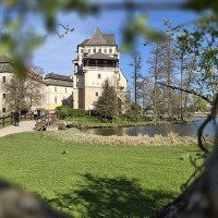 Juni25cb · Wikimedia Commons · CC BY-SA 4.0 / https://commons.wikimedia.org/wiki/File:Z%C3%A1mek_Blatn%C3%A1_s_l%C3%A1vkou_p%C5%99es_vodn%C3%AD_p%C5%99%C3%ADkop.jpg / Rights: Commons 개별 CC 라이선스; 시설·초상 관련 별도 권리 제외 / Usage: Wikimedia Commons 개별 파일의 상업 이용 허용 CC 라이선스. 저작자·원본 링크·라이선스·변경사항(리사이즈)을 표기하고, BY-SA의 동일조건변경허락 조항을 준수. 시설 자체 촬영·전시·인물 권리는 별도 검토.