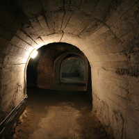 Che · Wikimedia Commons · CC BY-SA 2.5 / https://commons.wikimedia.org/wiki/File:Znojmo-The_Underground_Passages_1.jpg / Rights: Commons 개별 CC 라이선스; 시설·초상 관련 별도 권리 제외 / Usage: Wikimedia Commons 개별 파일의 상업 이용 허용 CC 라이선스. 저작자·원본 링크·라이선스·변경사항(리사이즈)을 표기하고, BY-SA의 동일조건변경허락 조항을 준수. 시설 자체 촬영·전시·인물 권리는 별도 검토.