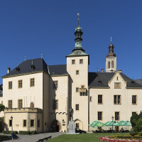 Thomas Ledl · Wikimedia Commons · CC BY-SA 4.0 / https://commons.wikimedia.org/wiki/File:Italian_court%2C_Kutna_Hora.jpg / Rights: Wikimedia Commons 해당 사진의 개별 CC 라이선스; 시설·전시·인물 별도 권리는 미확인 / Usage: Wikimedia Commons 개별 이미지 페이지의 CC BY/CC BY-SA 저작권 라이선스는 상업 재사용을 허용합니다. 저작자·원본 파일 URL·라이선스 링크 및 이미지 크기 조정/재가공 등 수정 사항을 표시해야 합니다. CC BY-SA는 필요한 경우 동일조건변경허락 요건이 적용됩니다. 건축물·시설의 별도 상업촬영 규정, 초상권, 상표권·전시물 권리는 독립적으로 확인하십시오.