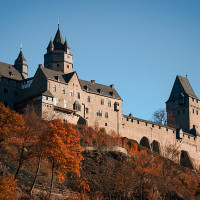 Alexandra Fakiri · Wikimedia Commons · CC BY-SA 4.0 / https://commons.wikimedia.org/wiki/File:Altena%20-%20Altena%20Castle%20-%2020221113164510.jpg / Rights: Wikimedia Commons 개별 파일 페이지 저작자·라이선스 확인(2026-10-15): https://commons.wikimedia.org/wiki/File:Altena%20-%20Altena%20Castle%20-%2020221113164510.jpg / Usage: 원본 Commons 파일 페이지·저작자·정확한 라이선스 링크를 노출. 리사이즈·편집 시 변경사항 표기. 사진을 수정해 파생물을 배포하는 경우 동일조건변경허락(SA) 준수. 사진 CC 허가는 사유시설 촬영규정, 인물 초상권, 현대 예술작품 등의 별도 권리를 자동으로 보장하지 않음.