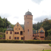 Maulaff · Wikimedia Commons · CC BY-SA 4.0 / https://commons.wikimedia.org/wiki/File:Mespelbrunn%202018-10-03d.jpg / Rights: Wikimedia Commons 개별 파일 페이지 저작자·라이선스 확인(2026-10-15): https://commons.wikimedia.org/wiki/File:Mespelbrunn%202018-10-03d.jpg / Usage: 원본 Commons 파일 페이지·저작자·정확한 라이선스 링크를 노출. 리사이즈·편집 시 변경사항 표기. 사진을 수정해 파생물을 배포하는 경우 동일조건변경허락(SA) 준수. 사진 CC 허가는 사유시설 촬영규정, 인물 초상권, 현대 예술작품 등의 별도 권리를 자동으로 보장하지 않음.