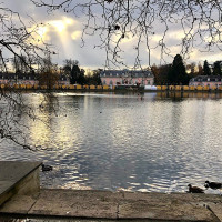 Velopilger · Wikimedia Commons · CC BY-SA 4.0 / https://commons.wikimedia.org/wiki/File:2021-11-27-Benrath%20and%20surroundings%20photo-05.jpg / Rights: Wikimedia Commons 개별 파일 페이지 저작자·라이선스 확인(2026-10-15): https://commons.wikimedia.org/wiki/File:2021-11-27-Benrath%20and%20surroundings%20photo-05.jpg / Usage: 원본 Commons 파일 페이지·저작자·정확한 라이선스 링크를 노출. 리사이즈·편집 시 변경사항 표기. 사진을 수정해 파생물을 배포하는 경우 동일조건변경허락(SA) 준수. 사진 CC 허가는 사유시설 촬영규정, 인물 초상권, 현대 예술작품 등의 별도 권리를 자동으로 보장하지 않음.
