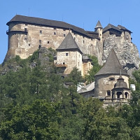 Lopatalopez · Wikimedia Commons · CC BY-SA 4.0 / https://commons.wikimedia.org/wiki/File:Oravsk%C3%BD_hrad_-_Oravsk%C3%BD_Podz%C3%A1mok.jpg / Rights: https://commons.wikimedia.org/wiki/File:Oravsk%C3%BD_hrad_-_Oravsk%C3%BD_Podz%C3%A1mok.jpg / Usage: 저작자·원본 링크·정확한 CC 라이선스 표기 필수. 편집/크롭 시 변경 사실 표시. CC BY-SA: 가공·변형한 사진을 배포한다면 원저작물과 동일·호환 라이선스 적용.