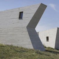 Miha Peče · Wikimedia Commons · CC BY-SA 4.0 / https://commons.wikimedia.org/wiki/File:Archeopark_Pavlov_in_Summer.jpg