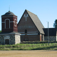 Alexius Manfelt · Wikimedia Commons · CC BY-SA 3.0 / https://commons.wikimedia.org/wiki/File:Hattula_church_of_the_Holy_Cross_20050909.jpg / Rights: https://commons.wikimedia.org/wiki/File:Hattula_church_of_the_Holy_Cross_20050909.jpg / Usage: 원본 Commons 개별 파일 설명에 표기된 저작자·라이선스에 따라 상업적 이용 가능. 저작자·원본·라이선스·변경 사항을 적절히 표기하고, BY-SA 재가공 배포 시 동일/호환 라이선스 준수.