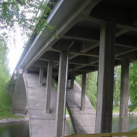 Antti Leppänen · Wikimedia Commons · CC BY-SA 3.0 / https://commons.wikimedia.org/wiki/File:Bridge_over_V%C3%A4%C3%A4ksy_Canal_from_under.jpg / Rights: https://commons.wikimedia.org/wiki/File:Bridge_over_V%C3%A4%C3%A4ksy_Canal_from_under.jpg / Usage: 원본 Commons 개별 파일 설명에 표기된 저작자·라이선스에 따라 상업적 이용 가능. 저작자·원본·라이선스·변경 사항을 적절히 표기하고, BY-SA 재가공 배포 시 동일/호환 라이선스 준수.
