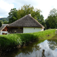 Vodní mlýn (Hoslovice), pohled od rybníka.JPG — Michal Klajban (Podzemnik) / Wikimedia Commons / CC BY-SA 3.0 / https://commons.wikimedia.org/wiki/File:Vodn%C3%AD_ml%C3%BDn_(Hoslovice),_pohled_od_rybn%C3%ADka.JPG / Usage: 국가문화유산 방앗간 내부·작동장비 촬영 및 행사 참가자 사진의 별도 촬영/초상권 조건 확인. CC BY 계열은 원저작자 출처·라이선스 링크, 변경 여부를 표기하고 BY-SA 재가공물에는 동일조건배포 준수.
