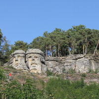Čertovy hlavy 2012 01.jpg — elPadawan / Wikimedia Commons / CC BY-SA 2.0 / https://commons.wikimedia.org/wiki/File:%C4%8Certovy_hlavy_2012_01.jpg / Usage: 야외 사암조각 작품 자체 저작권은 19세기 작품으로 소멸했을 수 있으나 문화재 보호·현장 촬영/드론 규정은 별도 검토. CC BY 계열은 원저작자 출처·라이선스 링크, 변경 여부를 표기하고 BY-SA 재가공물에는 동일조건배포 준수.
