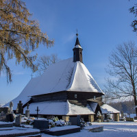 Cvmu123 · Wikimedia Commons · CC BY-SA 4.0 / https://commons.wikimedia.org/wiki/File:Dreven%C3%BD_gotick%C3%BD_kostol_V%C5%A1etk%C3%BDch_sv%C3%A4t%C3%BDch.jpg / Rights: https://commons.wikimedia.org/wiki/File:Dreven%C3%BD_gotick%C3%BD_kostol_V%C5%A1etk%C3%BDch_sv%C3%A4t%C3%BDch.jpg / Usage: 원작자, 원본 주소, 라이선스 링크와 편집·크롭 시 변경 사실 표시. CC BY-SA를 수정 배포할 경우 동일/호환 라이선스 조건 유의.