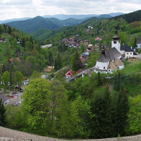 Mineralysk · Wikimedia Commons · CC BY-SA 4.0 / https://commons.wikimedia.org/wiki/File:2019_panorama_Spania_Dolina_Maximilian.jpg / Rights: https://commons.wikimedia.org/wiki/File:2019_panorama_Spania_Dolina_Maximilian.jpg / Usage: 원작자와 파일 원본 링크, 실제 라이선스 명칭 및 링크 표기. 크롭·편집 시 변경 사실 표시. CC BY-SA 사진을 수정 배포할 경우 동일/호환 라이선스 조건을 별도로 준수. 사진 속 과거 시설 모습은 현재 운영상태를 보장하지 않음.