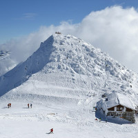 Pudelek (Marcin Szala) · Wikimedia Commons · CC BY-SA 3.0 / https://commons.wikimedia.org/wiki/File:Chopok_-_Jasn%C3%A1_Ski_Resort_(2).JPG / Rights: https://commons.wikimedia.org/wiki/File:Chopok_-_Jasn%C3%A1_Ski_Resort_(2).JPG / Usage: 원작자와 파일 원본 링크, 실제 라이선스 명칭 및 링크 표기. 크롭·편집 시 변경 사실 표시. CC BY-SA 사진을 수정 배포할 경우 동일/호환 라이선스 조건을 별도로 준수. 사진 속 과거 시설 모습은 현재 운영상태를 보장하지 않음.