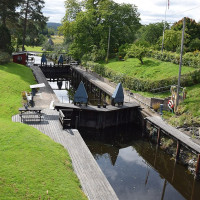 Huskerdu.no · CC BY-SA 4.0 · Wikimedia Commons / https://commons.wikimedia.org/wiki/File:Stromsfoss_sluser_Aremark-004-06-09-2023-huskerdu.jpg / Rights: https://commons.wikimedia.org/wiki/File:Stromsfoss_sluser_Aremark-004-06-09-2023-huskerdu.jpg / Usage: 2023-09-06 실지 촬영 사진. Commons 개별 파일 페이지 확인: 상업 이용 가능. 원본 사진 출처, 촬영자 Huskerdu.no, CC BY-SA 4.0 링크 표시 및 수정 시 동일조건변경허락 준수.
