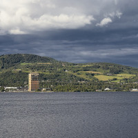 Photo: Øyvind Holmstad · CC BY-SA 4.0 · Wikimedia Commons / https://commons.wikimedia.org/wiki/File:Dekonstruktive_Mj%C3%B8st%C3%A5rnet_02-07-19.jpg / Rights: https://commons.wikimedia.org/wiki/File:Dekonstruktive_Mj%C3%B8st%C3%A5rnet_02-07-19.jpg / Usage: Wikimedia Commons 개별 파일 페이지에서 장소·작가·상업적 이용 가능한 라이선스를 대조. 실제 파일 HTTP GET/HEAD·MIME/바이너리 내려받기는 현재 실행환경에서 미검증. Commons 원본 파일 경로는 정규화 파일명과 MD5 디렉터리 규칙으로 구성되었음. 게시할 때 저작자·원본 파일 페이지·라이선스 링크를 표시하고 CC BY-SA 수정물의 동일조건변경허락을 준수.