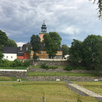 Photo: Kalipatnapu.anusha · CC BY-SA 4.0 · Wikimedia Commons / https://commons.wikimedia.org/wiki/File:Kongsberg_Church_back_view.jpg / Rights: https://commons.wikimedia.org/wiki/File:Kongsberg_Church_back_view.jpg / Usage: Wikimedia Commons 개별 파일 페이지에서 장소·작가·상업적 이용 가능한 라이선스를 대조. 실제 파일 HTTP GET/HEAD·MIME/바이너리 내려받기는 현재 실행환경에서 미검증. Commons 원본 파일 경로는 정규화 파일명과 MD5 디렉터리 규칙으로 구성되었음. 게시할 때 저작자·원본 파일 페이지·라이선스 링크를 표시하고 CC BY-SA 수정물의 동일조건변경허락을 준수.