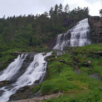 Photo: Peter Fiskerstrand · CC BY-SA 4.0 · Wikimedia Commons / https://commons.wikimedia.org/wiki/File:Svandalsfossen_Sauda.jpg / Rights: https://commons.wikimedia.org/wiki/File:Svandalsfossen_Sauda.jpg / Usage: Wikimedia Commons 개별 파일 페이지에서 장소·작가·상업적 이용 가능한 라이선스를 대조. 실제 파일 HTTP GET/HEAD·MIME/바이너리 내려받기는 현재 실행환경에서 미검증. Commons 원본 파일 경로는 정규화 파일명과 MD5 디렉터리 규칙으로 구성되었음. 게시할 때 저작자·원본 파일 페이지·라이선스 링크를 표시하고 CC BY-SA 수정물의 동일조건변경허락을 준수.