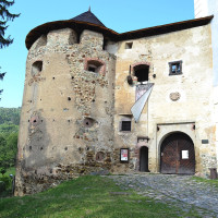 Ladislav Luppa · Wikimedia Commons · CC BY-SA 4.0 / https://commons.wikimedia.org/wiki/File:Bansk%C3%A1_%C5%A0tiavnica_-_Star%C3%BD_z%C3%A1mok_-_Ba%C5%A1ta_juhov%C3%BDchodn%C3%A1_(1).jpg / Rights: https://commons.wikimedia.org/wiki/File:Bansk%C3%A1_%C5%A0tiavnica_-_Star%C3%BD_z%C3%A1mok_-_Ba%C5%A1ta_juhov%C3%BDchodn%C3%A1_(1).jpg / Usage: 해당 Wikimedia Commons 파일의 실제 Creative Commons 라이선스와 사진작가·원본 출처 표기. 상업적 이용이 가능한 조건으로, 원본 변경·크롭 사실을 표시하고 CC BY-SA 사진의 개작물에는 동일/호환 조건 적용. 사진에 포함된 제3자 권리는 별도 확인.
