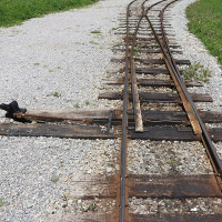 Ingo Mehling · Wikimedia Commons · CC BY-SA 4.0 / https://commons.wikimedia.org/wiki/File:Orava_Logging_Railway_-_Beskyd_Station_-_Switch.jpg / Rights: https://commons.wikimedia.org/wiki/File:Orava_Logging_Railway_-_Beskyd_Station_-_Switch.jpg / Usage: 해당 Wikimedia Commons 파일의 실제 Creative Commons 라이선스와 사진작가·원본 출처 표기. 상업적 이용이 가능한 조건으로, 원본 변경·크롭 사실을 표시하고 CC BY-SA 사진의 개작물에는 동일/호환 조건 적용. 사진에 포함된 제3자 권리는 별도 확인.