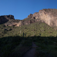 Alan Stark · Wikimedia Commons · CC BY-SA 2.0 / https://commons.wikimedia.org/wiki/File:Picacho_Peak_2_(4510568953).jpg / Usage: 개별 Commons File 페이지에서 실제 장소·저작자·라이선스 표기를 조사한 메타데이터. 저작자 표시·링크 및 동일조건변경허락 등 원본 라이선스 요건 준수. 사진 파일 다운로드/이미지 디코딩/서버 등록은 별도로 미검증.