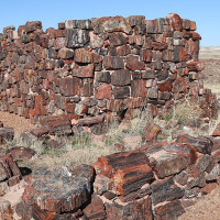 daveynin · Wikimedia Commons · CC BY 2.0 / https://commons.wikimedia.org/wiki/File:Beautiful_Building_Blocks_-_Agate_House_-_Petrified_Forest_National_Park,_Arizona.jpg / Usage: 개별 Commons File 페이지에서 실제 장소·저작자·라이선스 표기를 조사한 메타데이터. 저작자 표시·링크 및 동일조건변경허락 등 원본 라이선스 요건 준수. 사진 파일 다운로드/이미지 디코딩/서버 등록은 별도로 미검증.