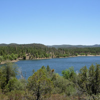 Benjamin Cody · Wikimedia Commons · CC BY-SA 3.0 / https://commons.wikimedia.org/wiki/File:Lynx_Lake.JPG / Usage: Wikimedia Commons 개별 File 페이지의 출처·저작자·재사용 라이선스 기록. 원본 이미지 바이너리/HTTP/MIME/디코딩/관리자 저장은 미실시.