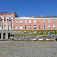 Photo: Wolfmann · CC BY-SA 4.0 · Wikimedia Commons / https://commons.wikimedia.org/wiki/File:Haugesund_r%C3%A5dhus_R%C3%A5dhuset_City_Hall_R%C3%A5dhusplassen_Norway_2020-06-09_00089.jpg / Rights: https://commons.wikimedia.org/wiki/File:Haugesund_r%C3%A5dhus_R%C3%A5dhuset_City_Hall_R%C3%A5dhusplassen_Norway_2020-06-09_00089.jpg / Usage: Wikimedia Commons 개별 File 페이지를 통해 저작자와 재사용 라이선스 대조. CC BY·BY-SA는 저작자·출처·라이선스 링크 및 변경사항 표기, SA 수정 시 동일조건. Public Domain/CC0도 출처 보존 권장. 원본 파일 다운로드와 URL HTTP·MIME 테스트는 수행하지 않음. 건축물 주변 독립 예술작품은 별도 저작권 주의.