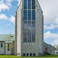 Photo: DXR · CC BY-SA 4.0 · Wikimedia Commons / https://commons.wikimedia.org/wiki/File:Bod%C3%B8_Cathedral%2C_Northeast_view_20150608_1.jpg / Rights: https://commons.wikimedia.org/wiki/File:Bod%C3%B8_Cathedral%2C_Northeast_view_20150608_1.jpg / Usage: Wikimedia Commons 개별 File 페이지를 통해 저작자와 재사용 라이선스 대조. CC BY·BY-SA는 저작자·출처·라이선스 링크 및 변경사항 표기, SA 수정 시 동일조건. Public Domain/CC0도 출처 보존 권장. 원본 파일 다운로드와 URL HTTP·MIME 테스트는 수행하지 않음. 건축물 주변 독립 예술작품은 별도 저작권 주의.