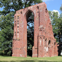 Jörg Blobelt · Wikimedia Commons · CC BY-SA 4.0 / https://commons.wikimedia.org/wiki/File:20040630300DR_Eldena_(Greifswald)_Klosterruine_Eldena.jpg / Usage: 사진 원본과 저작자/라이선스 표기, 출처 링크 유지. 리사이즈/크롭/WebP 변환 시 변경사항 표시. 수정한 재배포물에 공유동일 조건이 적용될 수 있습니다. 서버 사진 바이너리 다운로드·응답 검사는 이 패키지에서 수행되지 않음.