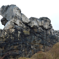 Olaf Meister · Wikimedia Commons · CC BY-SA 4.0 / https://commons.wikimedia.org/wiki/File:Teufelsmauer_bei_Weddersleben_a.jpg / Usage: 사진 원본과 저작자/라이선스 표기, 출처 링크 유지. 리사이즈/크롭/WebP 변환 시 변경사항 표시. 수정한 재배포물에 공유동일 조건이 적용될 수 있습니다. 서버 사진 바이너리 다운로드·응답 검사는 이 패키지에서 수행되지 않음.